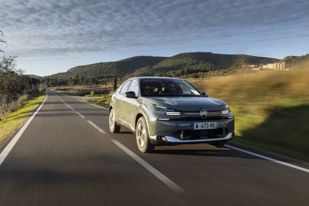 Citroën C4 Hybrid 2025 – Французинът с характер, който обича да пътешества