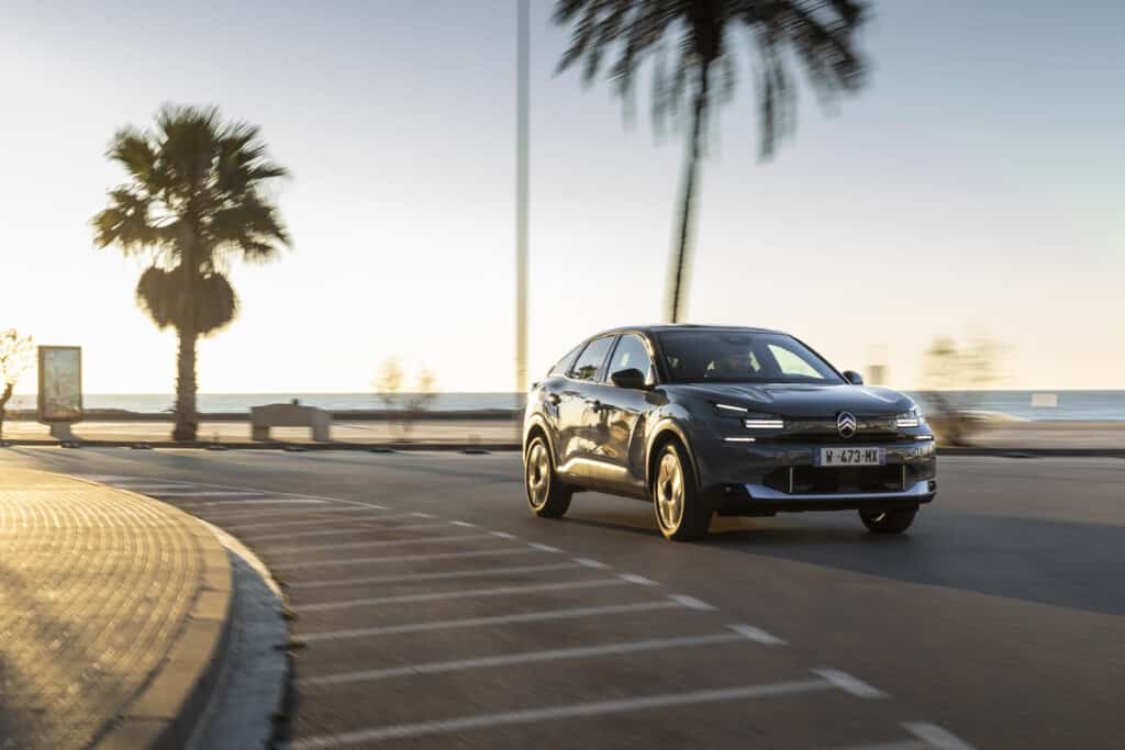 Citroën C4 Hybrid 2025 – Французинът с характер, който обича да пътешества