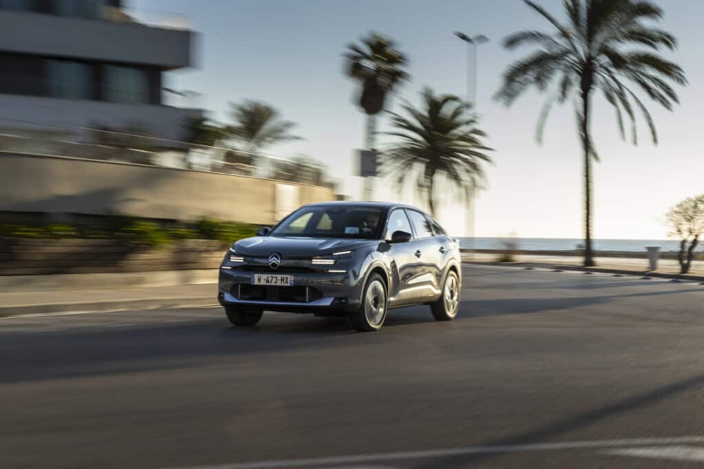 Citroën C4 Hybrid 2025 – Французинът с характер, който обича да пътешества