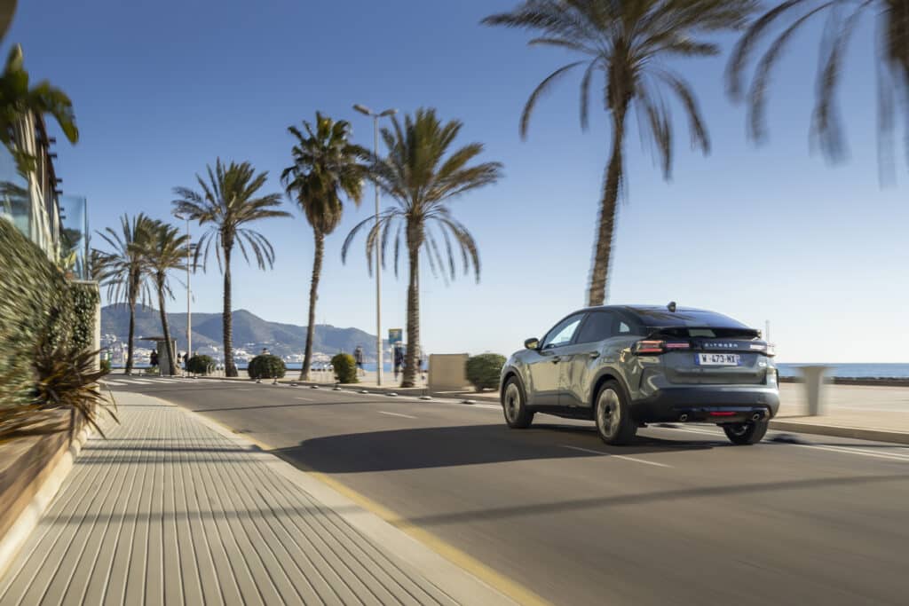 Citroën C4 Hybrid 2025 – Французинът с характер, който обича да пътешества