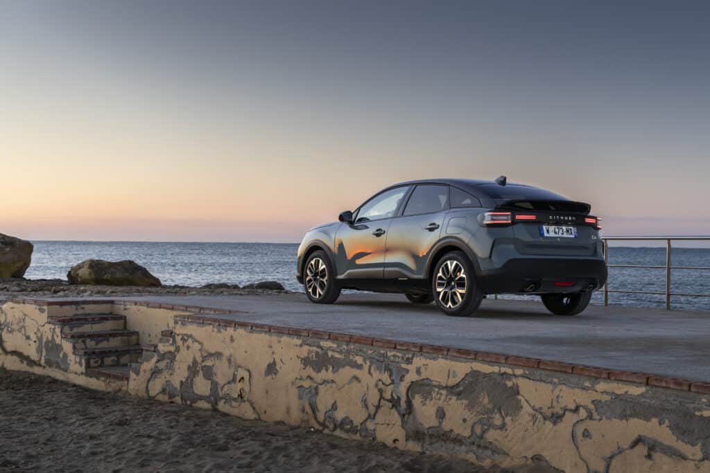 Citroën C4 Hybrid 2025 – Французинът с характер, който обича да пътешества