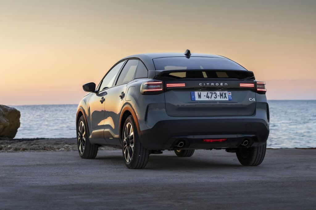 Citroën C4 Hybrid 2025 – Французинът с характер, който обича да пътешества