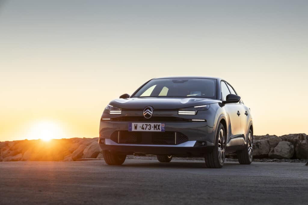 Citroën C4 Hybrid 2025 – Французинът с характер, който обича да пътешества