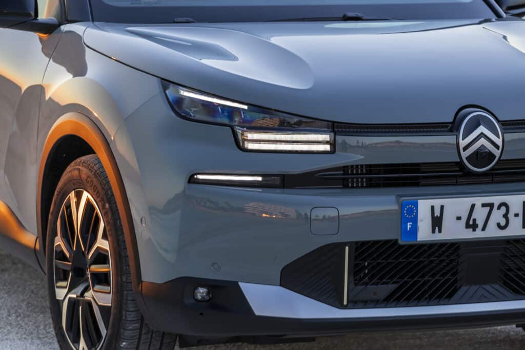 Citroën C4 Hybrid 2025 – Французинът с характер, който обича да пътешества