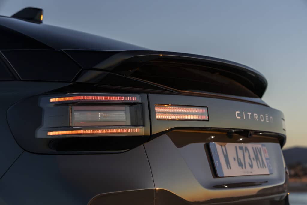 Citroën C4 Hybrid 2025 – Французинът с характер, който обича да пътешества
