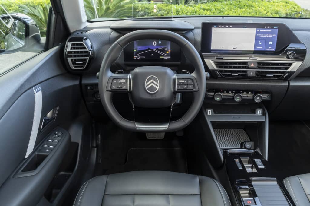 Citroën C4 Hybrid 2025 – Французинът с характер, който обича да пътешества