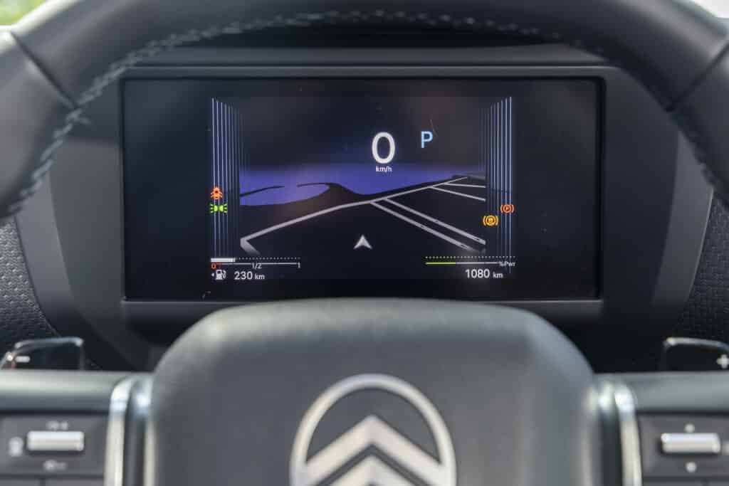 Citroën C4 Hybrid 2025 – Французинът с характер, който обича да пътешества