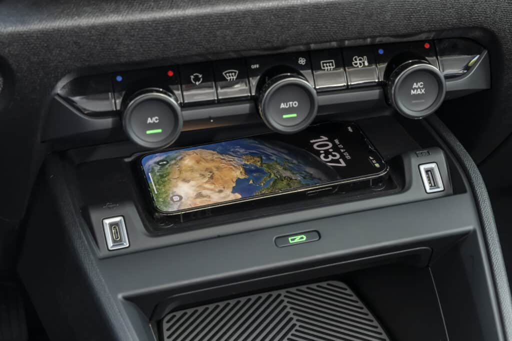 Citroën C4 Hybrid 2025 – Французинът с характер, който обича да пътешества