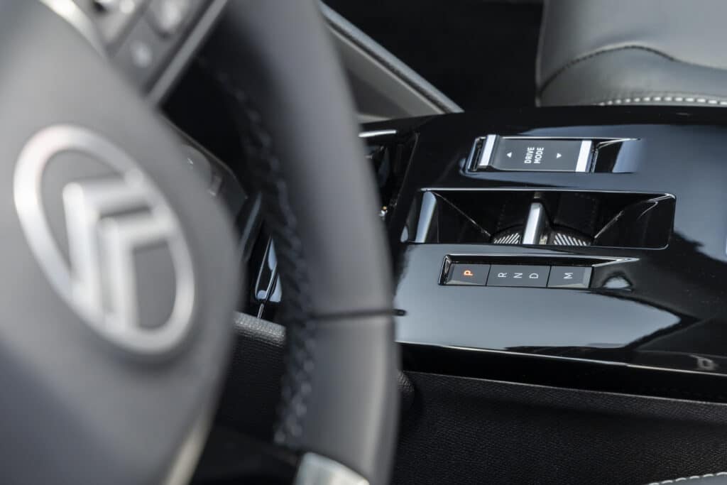 Citroën C4 Hybrid 2025 – Французинът с характер, който обича да пътешества