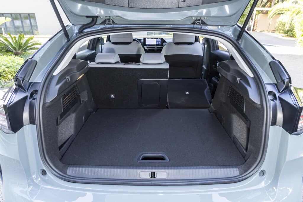 Citroën C4 Hybrid 2025 – Французинът с характер, който обича да пътешества