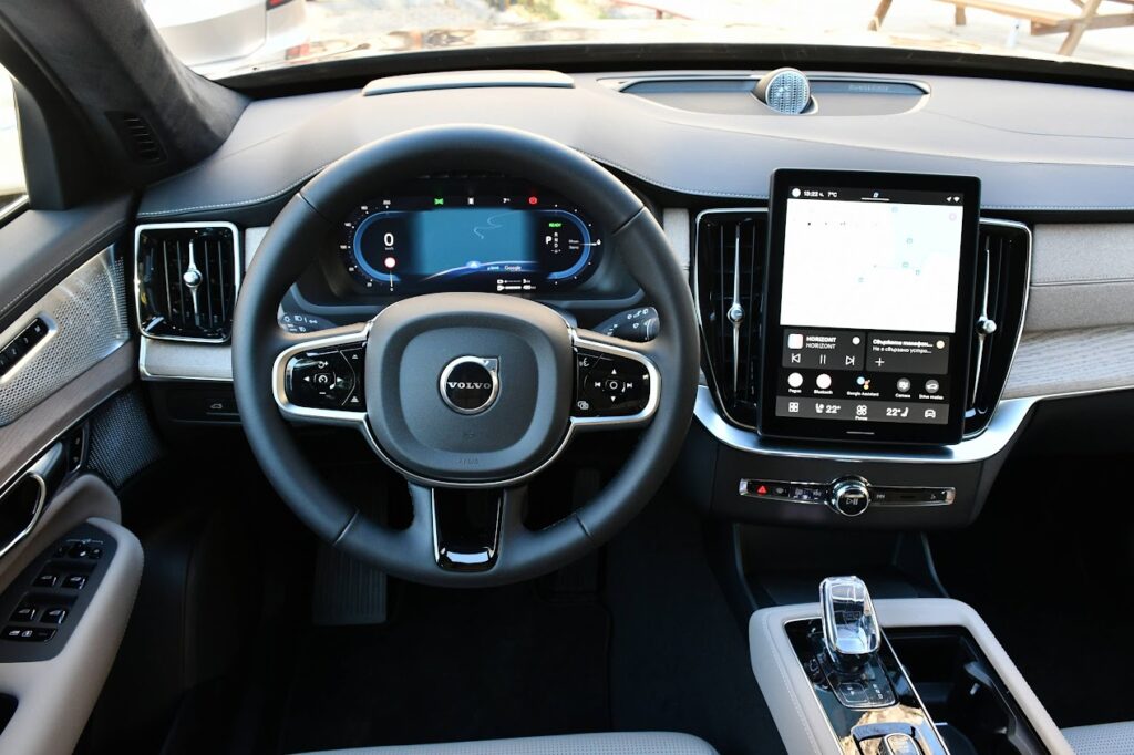 Новият Volvo XC90: Тестдрайв, който започна с комфорт и завърши с усмивка