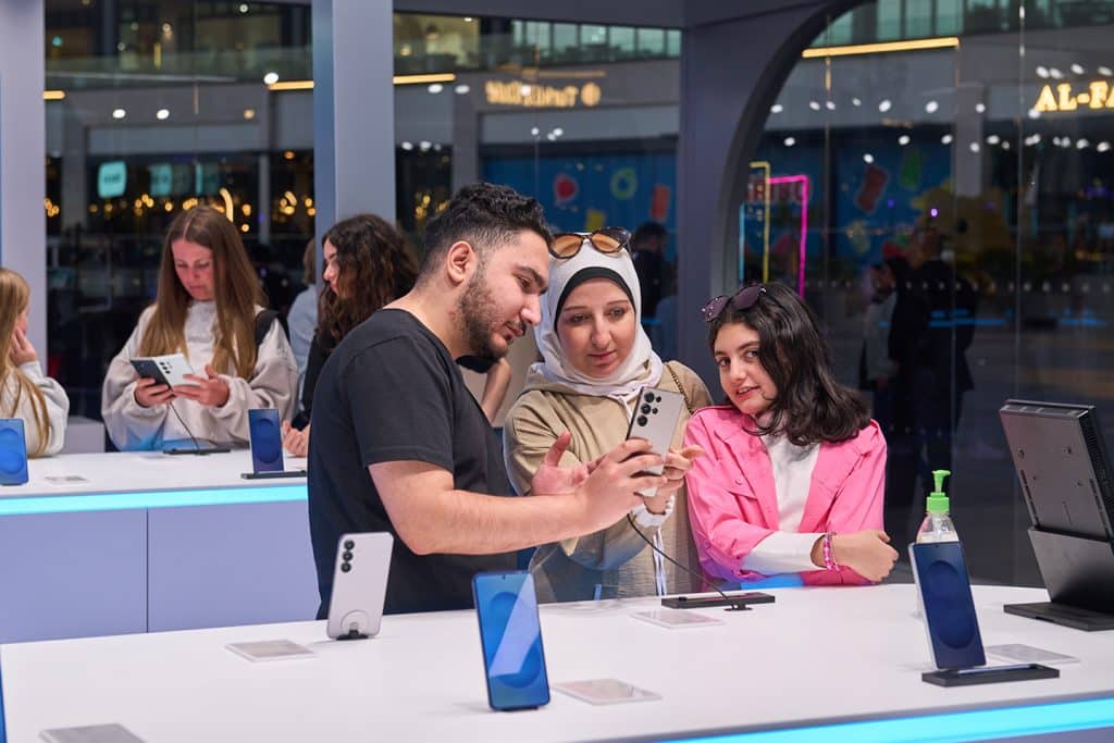Стартират официалните продажби на серията Samsung Galaxy S25