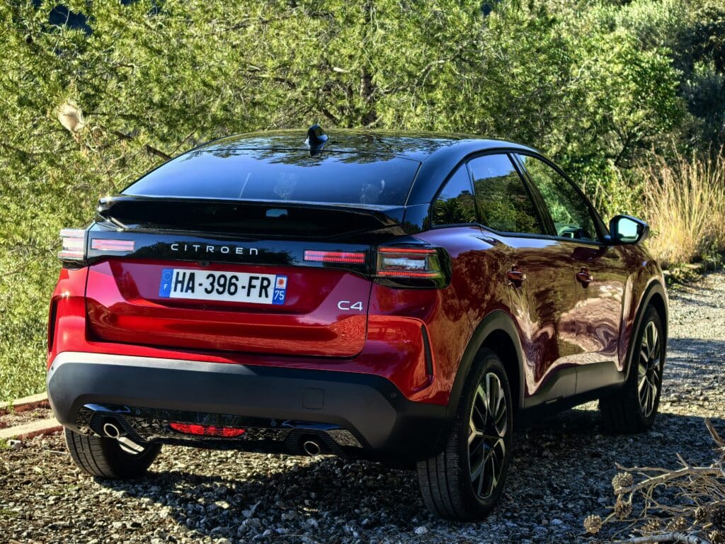 Citroën C4 Hybrid 2025 – Французинът с характер, който обича да пътешества