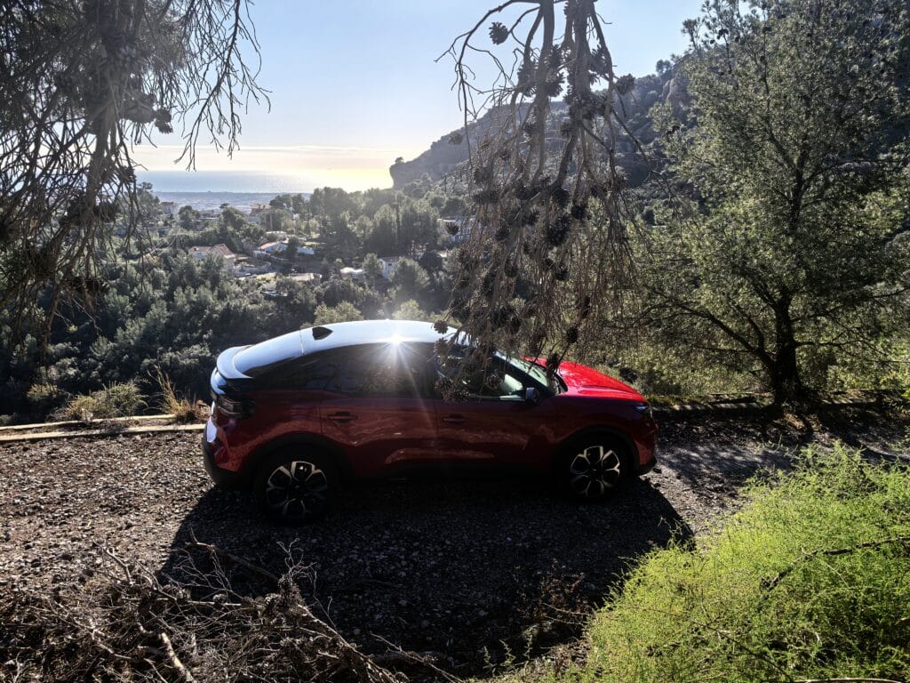 Citroën C4 Hybrid 2025 – Французинът с характер, който обича да пътешества