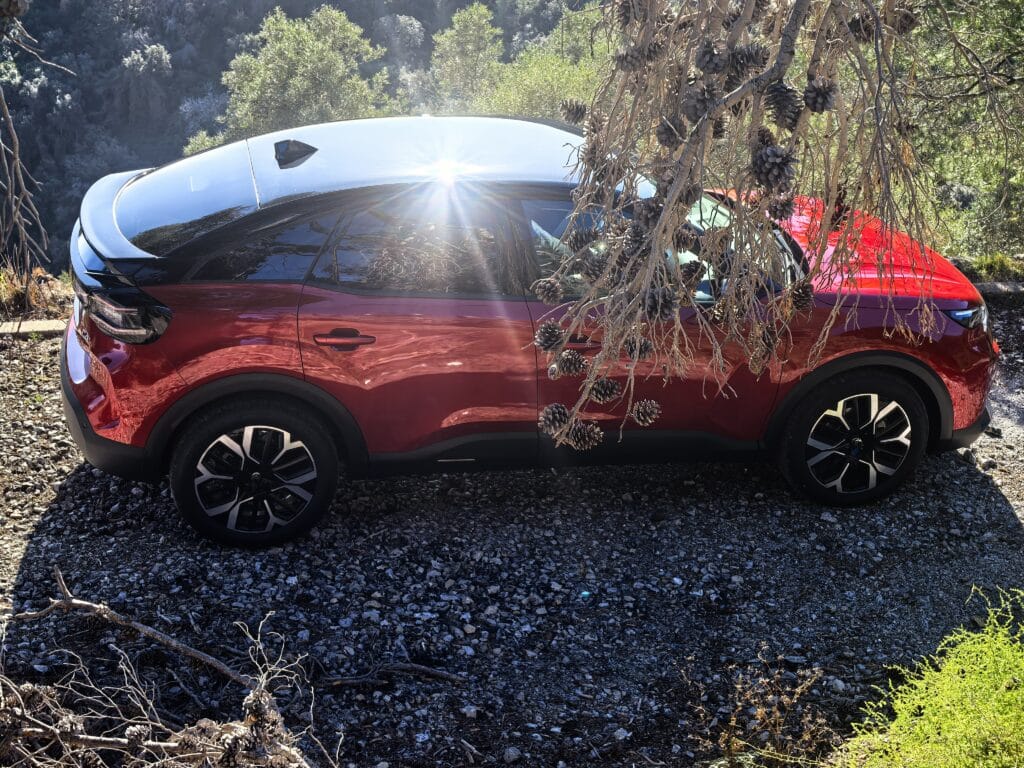 Citroën C4 Hybrid 2025 – Французинът с характер, който обича да пътешества