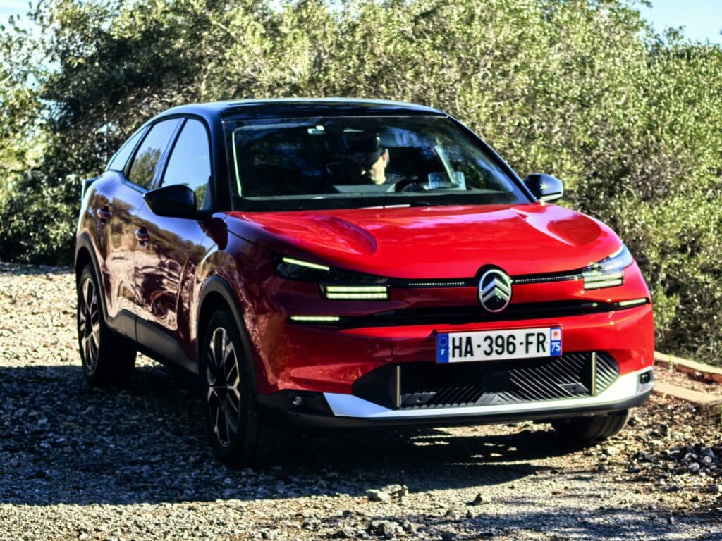 Citroën C4 Hybrid 2025 – Французинът с характер, който обича да пътешества
