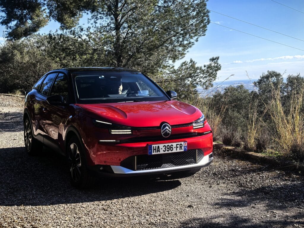 Citroën C4 Hybrid 2025 – Французинът с характер, който обича да пътешества