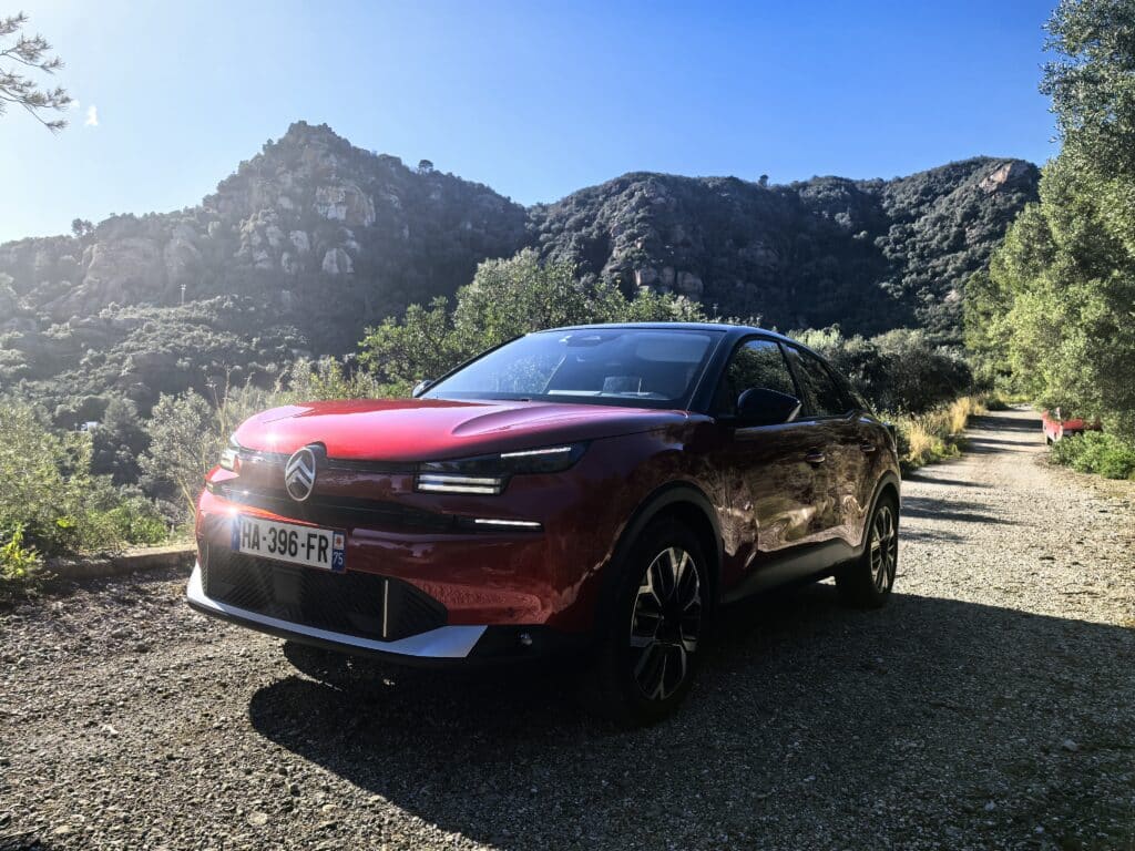 Citroën C4 Hybrid 2025 – Французинът с характер, който обича да пътешества