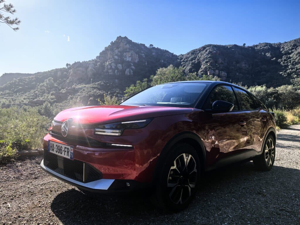 Citroën C4 Hybrid 2025 – Французинът с характер, който обича да пътешества