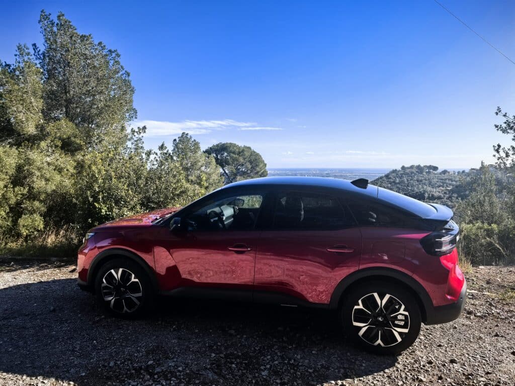 Citroën C4 Hybrid 2025 – Французинът с характер, който обича да пътешества