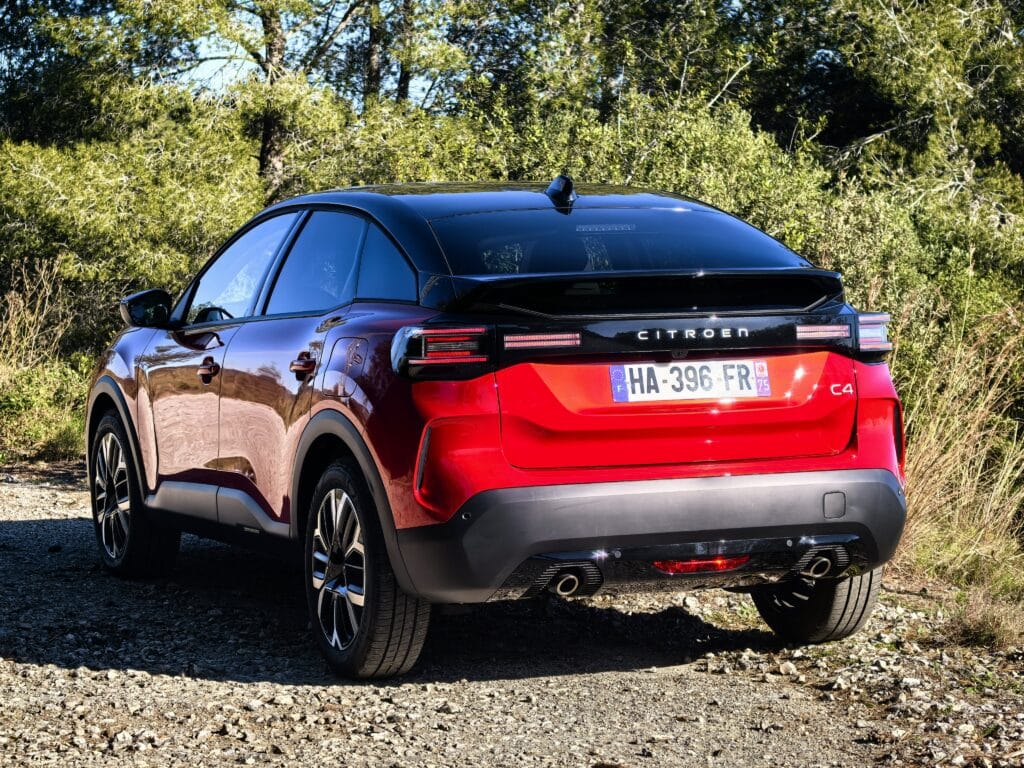 Citroën C4 Hybrid 2025 – Французинът с характер, който обича да пътешества