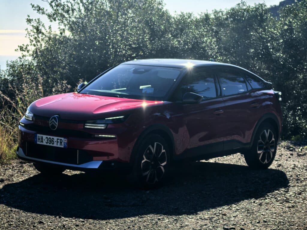 Citroën C4 Hybrid 2025 – Французинът с характер, който обича да пътешества