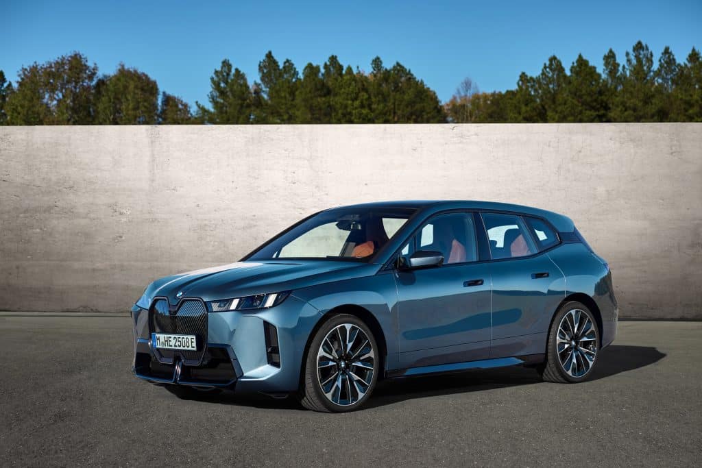 Новото BMW iX: Повече мощност, по-голям пробег и усъвършенстван дизайн