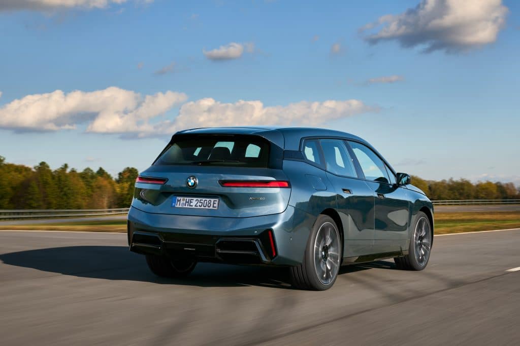 Новото BMW iX: Повече мощност, по-голям пробег и усъвършенстван дизайн