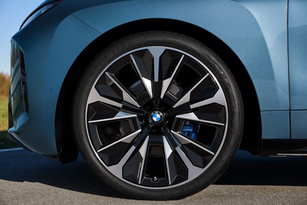 Новото BMW iX: Повече мощност, по-голям пробег и усъвършенстван дизайн