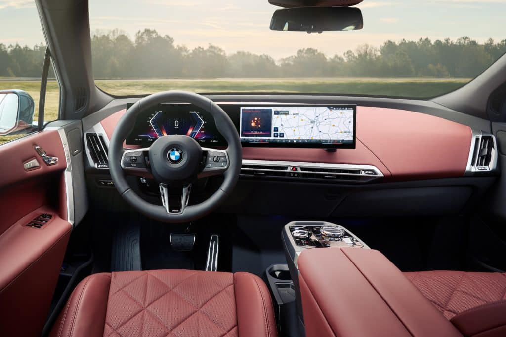 Новото BMW iX: Повече мощност, по-голям пробег и усъвършенстван дизайн