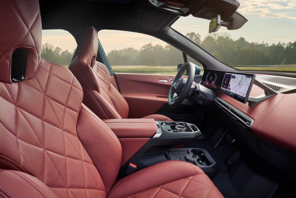 Новото BMW iX: Повече мощност, по-голям пробег и усъвършенстван дизайн