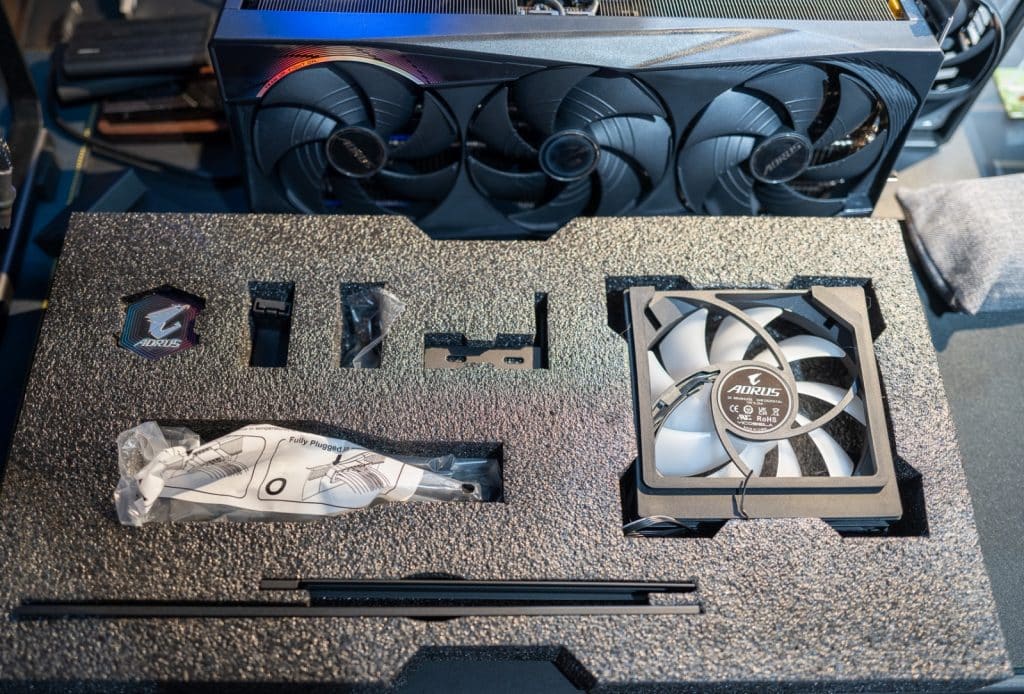 Gigabyte предлага някои GeForce RTX 5080 и RTX 5090 в комплект с „допълнителен“ вентилатор
