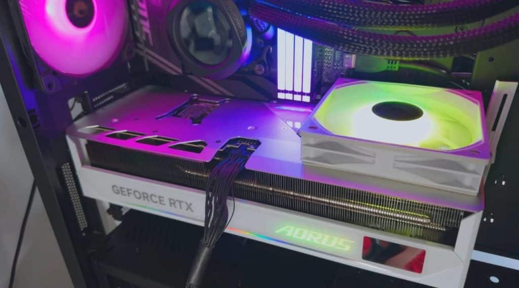 Gigabyte предлага някои GeForce RTX 5080 и RTX 5090 в комплект с „допълнителен“ вентилатор