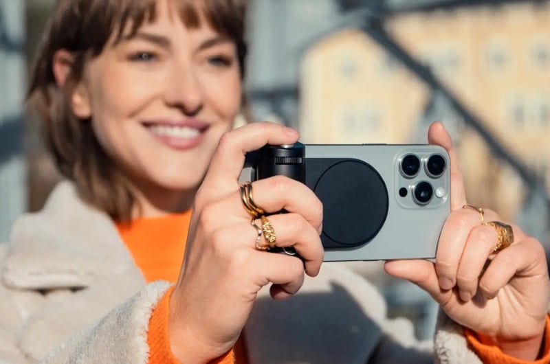 Leica представи ръкохваткa, която само срещу €300 ще превърне вашият iPhone във фотоапарат