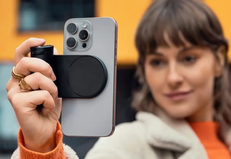 Leica представи ръкохваткa, която само срещу €300 ще превърне вашият iPhone във фотоапарат