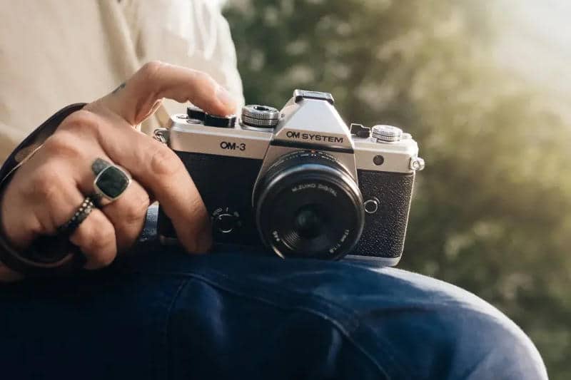 OM System представи безогледален фотоапарат с 50-годишен дизайн и изкуствен интелект за 00
