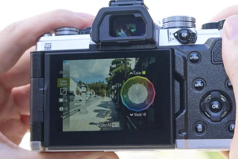 OM System представи безогледален фотоапарат с 50-годишен дизайн и изкуствен интелект за 00
