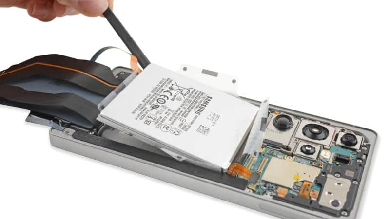 Galaxy S25 Ultra е най-лесният за ремонт смартфон на Samsung, но iPhone 16 Pro все пак е по-добър в това отношение