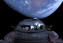 Астрономи объркаха останките от електромобил Tesla, изстрелян в космоса с астероид