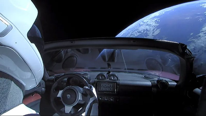 Астрономи объркаха останките от електромобил Tesla, изстрелян в космоса с астероид
