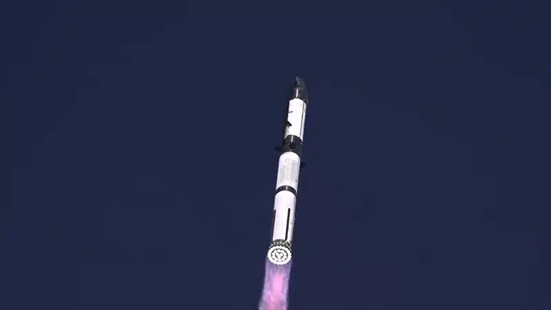 Starship отново предизвика огнен дъжд малко след изстрелването, но първата степен отново бе хваната