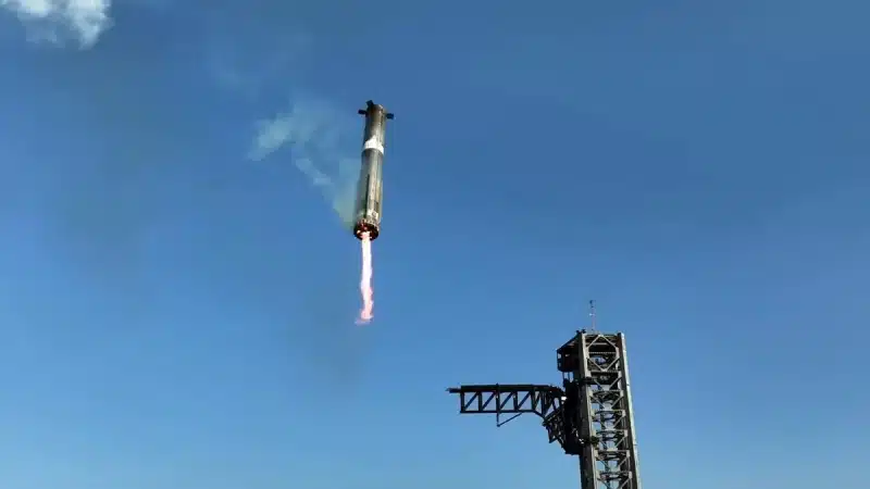 Starship отново предизвика огнен дъжд малко след изстрелването, но първата степен отново бе хваната