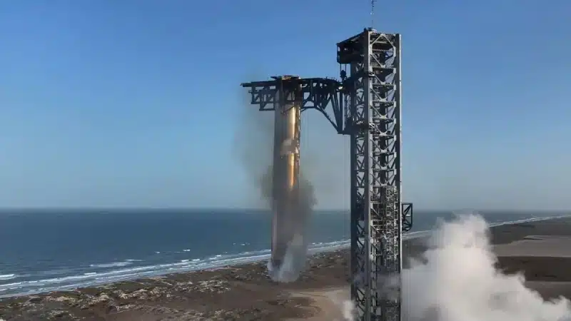Starship отново предизвика огнен дъжд малко след изстрелването, но първата степен отново бе хваната