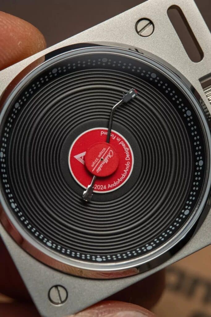 Vinyl Record Automatic Watch: интересен часовник с формата на мини винилов грамофон