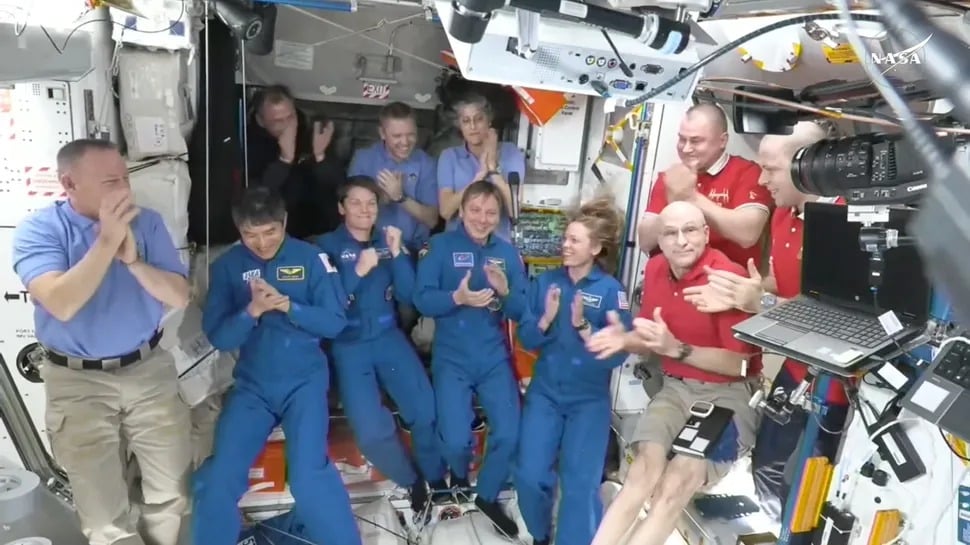 Спасението: Космическият кораб SpaceX Crew Dragon се скачи с МКС
