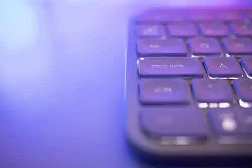Историята на Caps Lock: От революционна идея до най-противоречивия клавиш в историята на компютрите