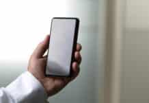 Иновации в материалите: Представено е керамичното стъкло Gorilla Glass, което е с много по-добра защита срещу падания и пукнатини