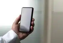 Иновации в материалите: Представено е керамичното стъкло Gorilla Glass, което е с много по-добра защита срещу падания и пукнатини
