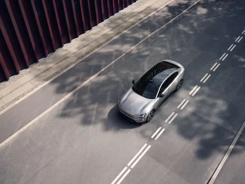 Новото Volvo ES90 – изцяло електрически седан с пробег от 700 километра