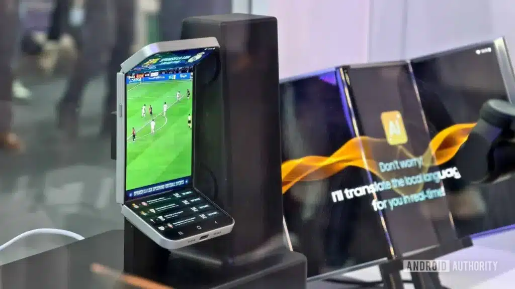 Samsung показа прототипи на сгъваем асиметричен смартфон и сгъваема портативна гейминг конзола